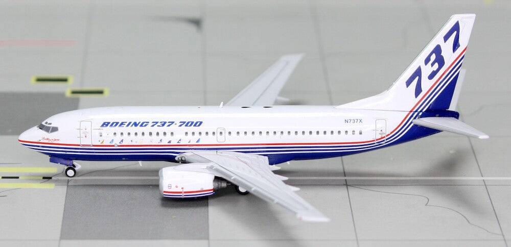 Boeing (House colors) / Boeing 737-700 / 170041 / N737X / elaviadormodels