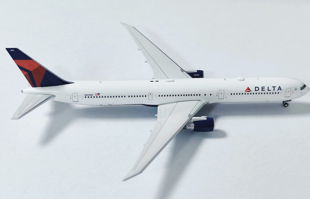 Delta Airlines / Boeing 767-400 / N825MH / 52361 / 1:400 elaviadormodels