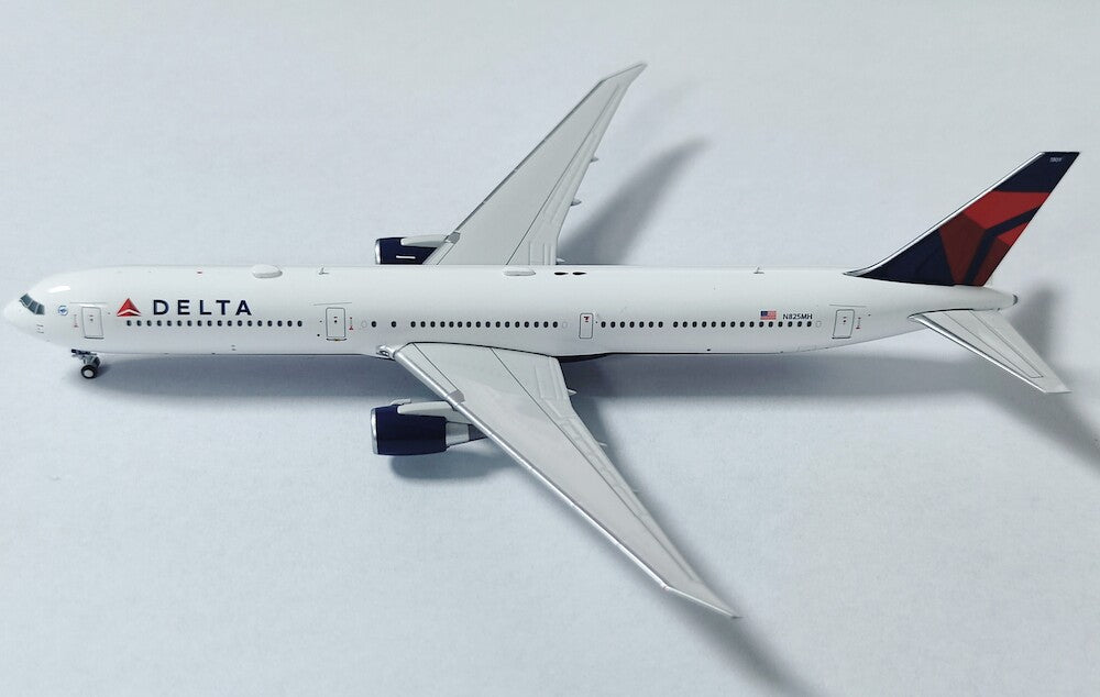 Delta Airlines / Boeing 767-400 / N825MH / 52361 / 1:400 elaviadormodels