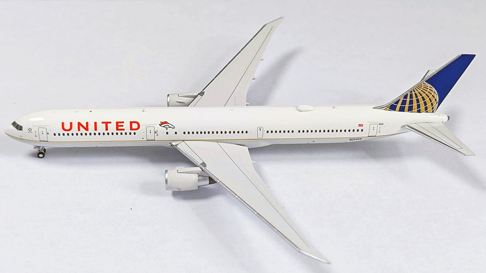 United Airlines (Orange Cheatline and the Broncos logo) / Boeing 767-400 / N76064 / 62420 / 1:400 elaviadormodels