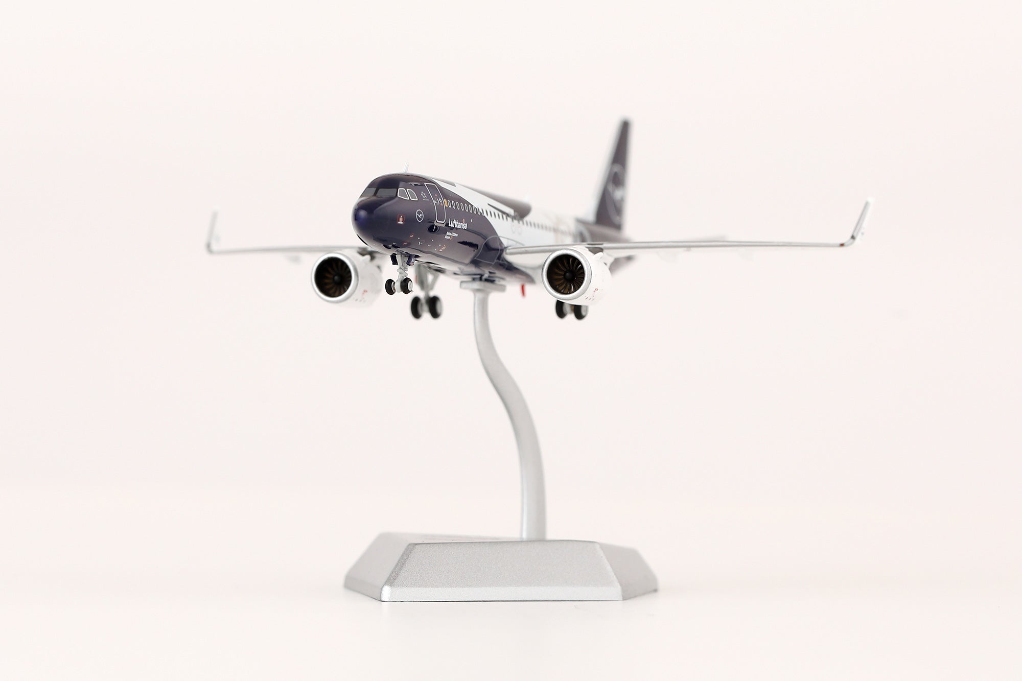 Lufthansa / Airbus A320 Neo / D-AING / A420701 / 1:400