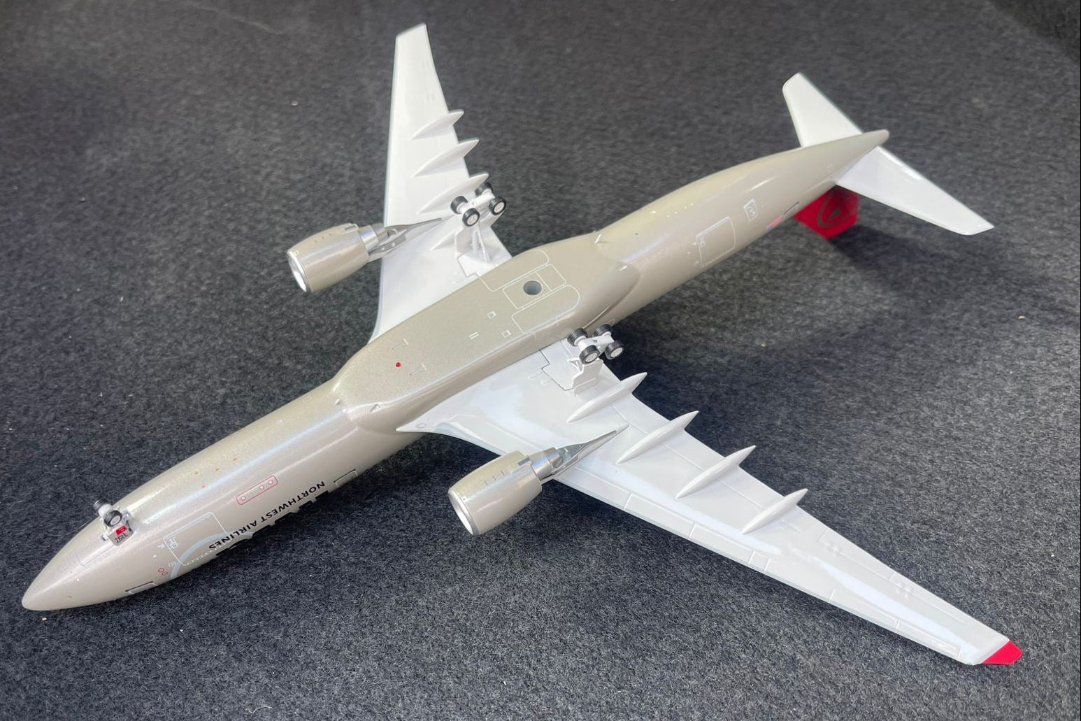 Northwest Airlines / Airbus A330-323 / N807NW / B-333-807 / 1:200