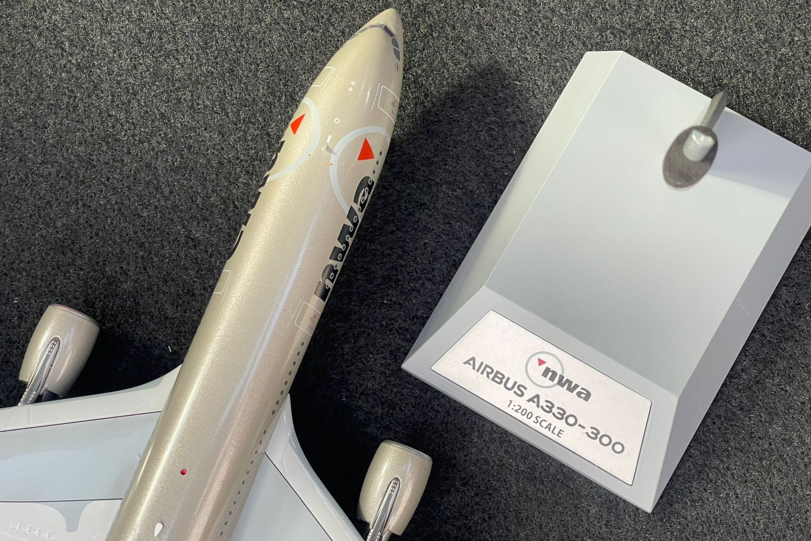 Northwest Airlines / Airbus A330-323 / N807NW / B-333-807 / 1:200