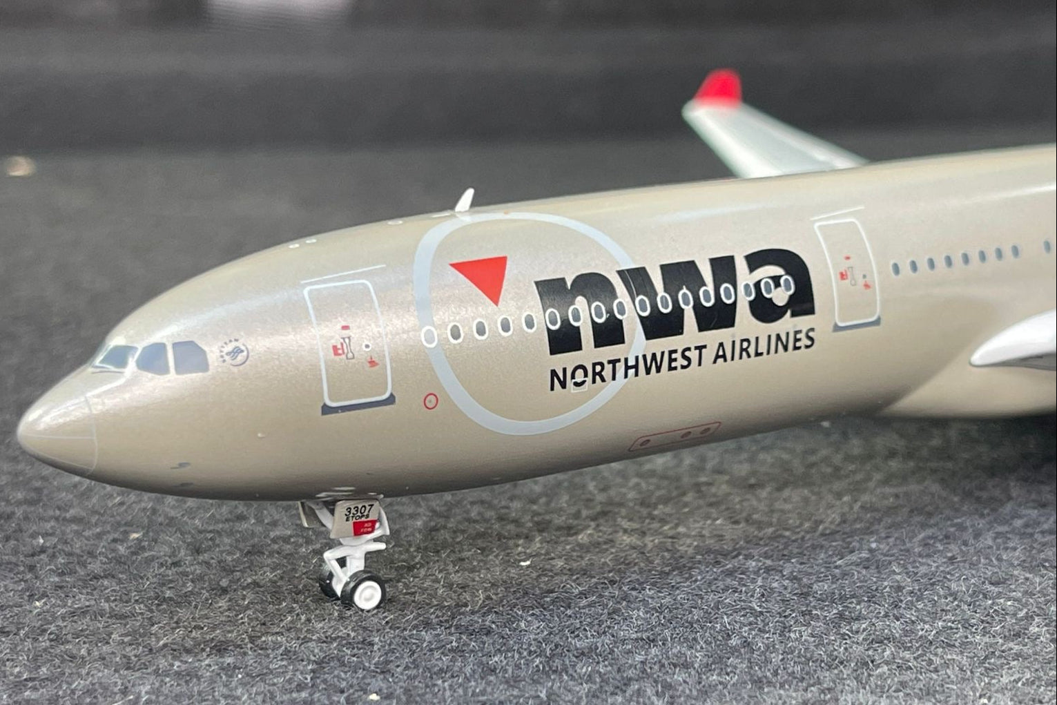 Northwest Airlines / Airbus A330-323 / N807NW / B-333-807 / 1:200