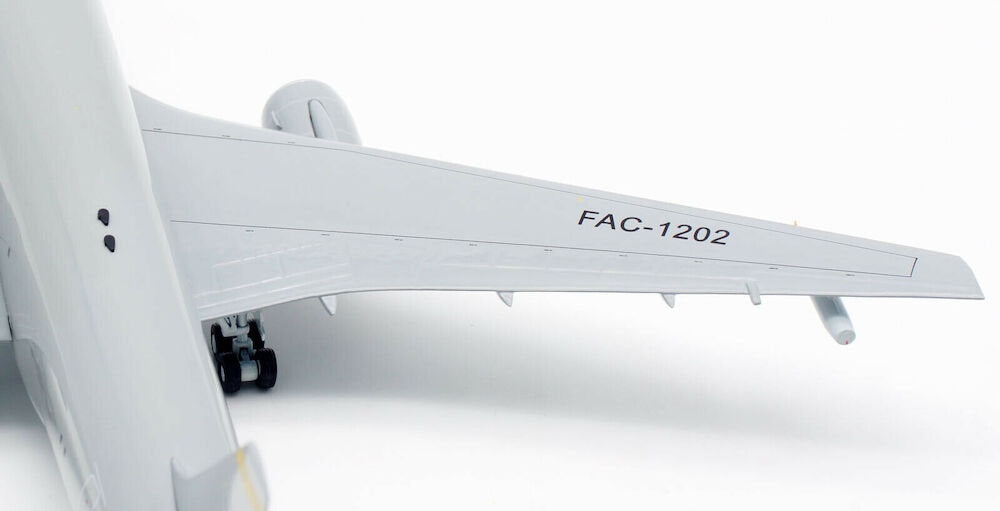 Colombia - Air Force / Boeing KC-767-2J6ER / FAC1202 / JP60-762-FAC1202 / 1:200 elaviadormodels