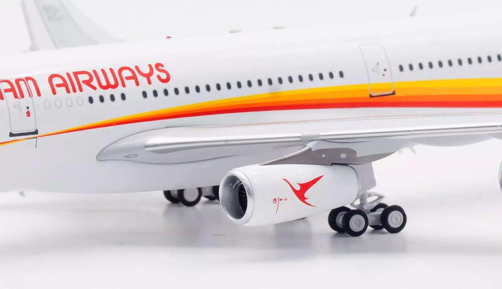 Surinam Airways / Airbus A340-313 / PZ-TCR / IF343PY0224 / 1:200 elaviadormodels