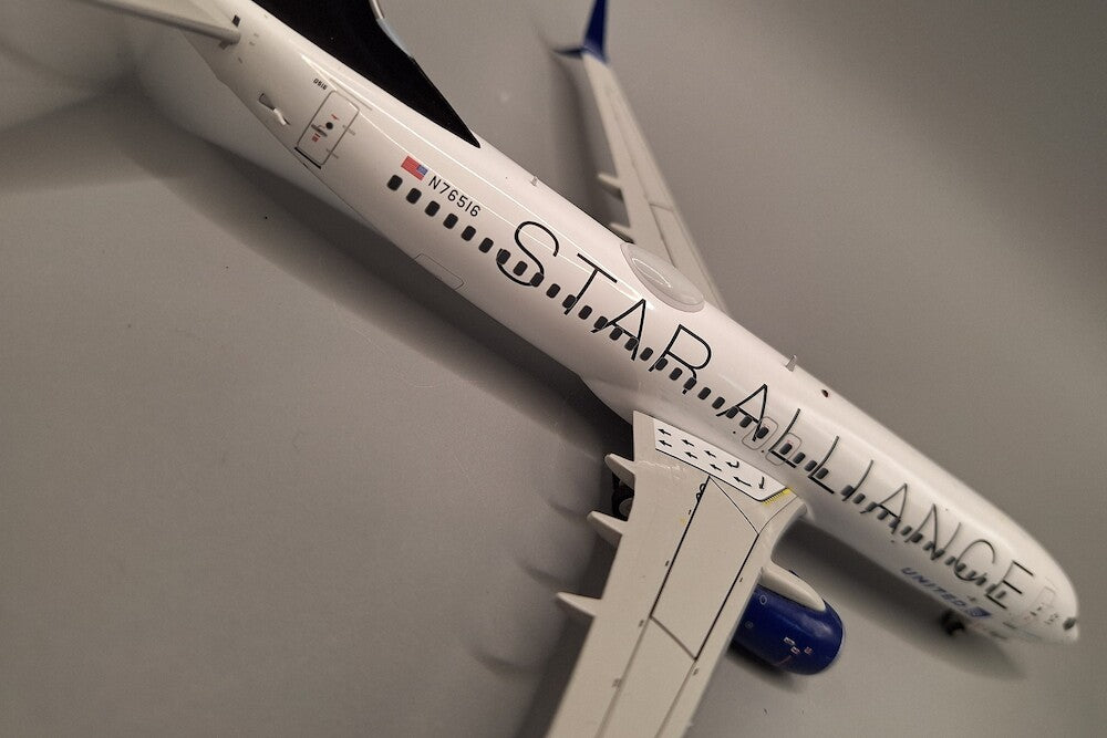 United Airlines (Star Alliance) / Boeing B737-800 / N76516 / JF-737-8-044 / 1:200 elaviadormodels