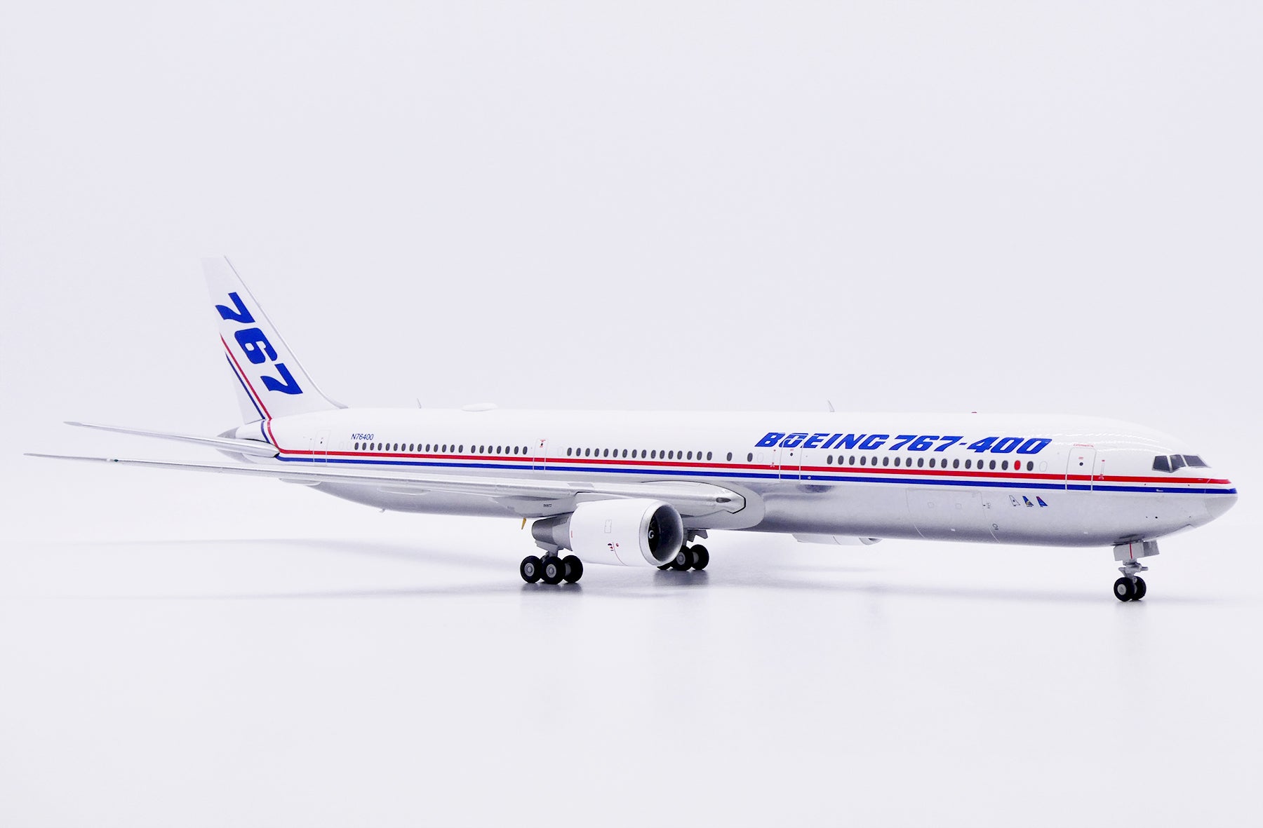 Boeing (House Color) / Boeing 767-400ER Polished (Flaps UP)/ N76400 / LH2496 / 1:200