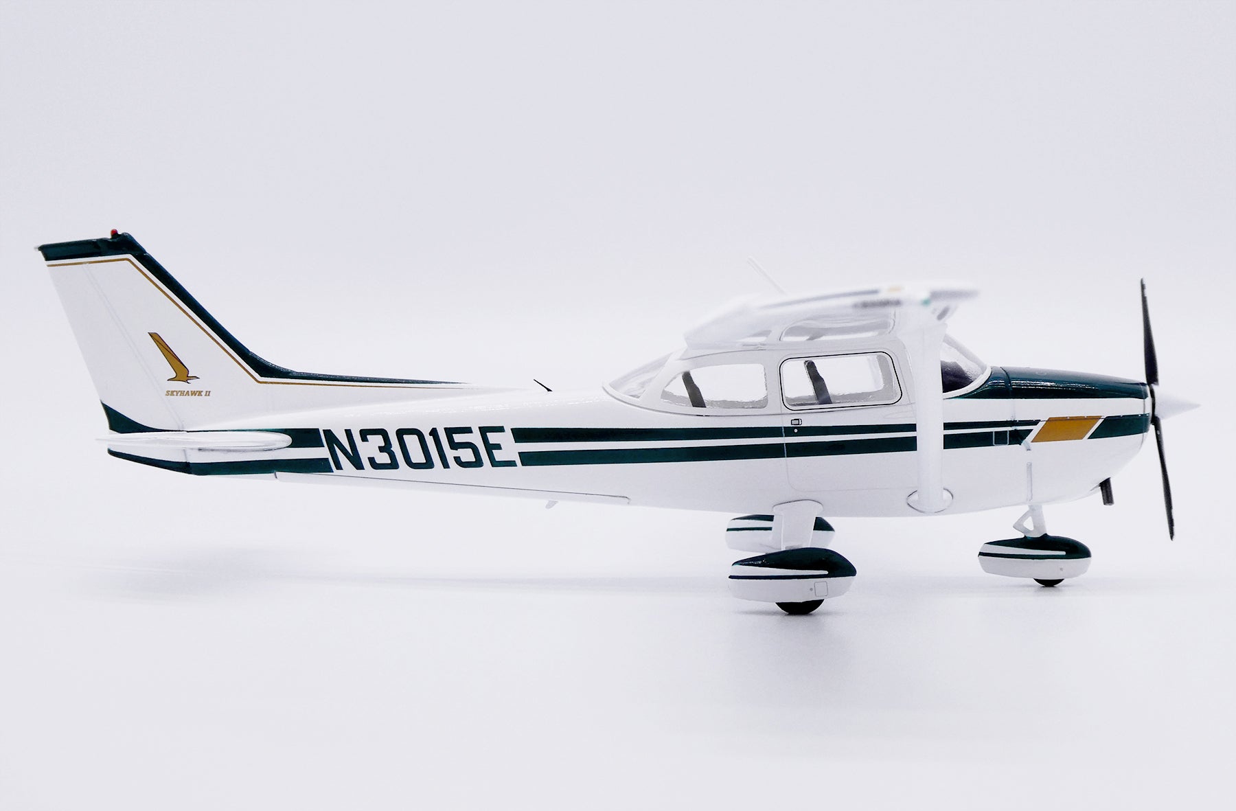 Private / Cessna 172 / N3015E / XX172001 / 1:72