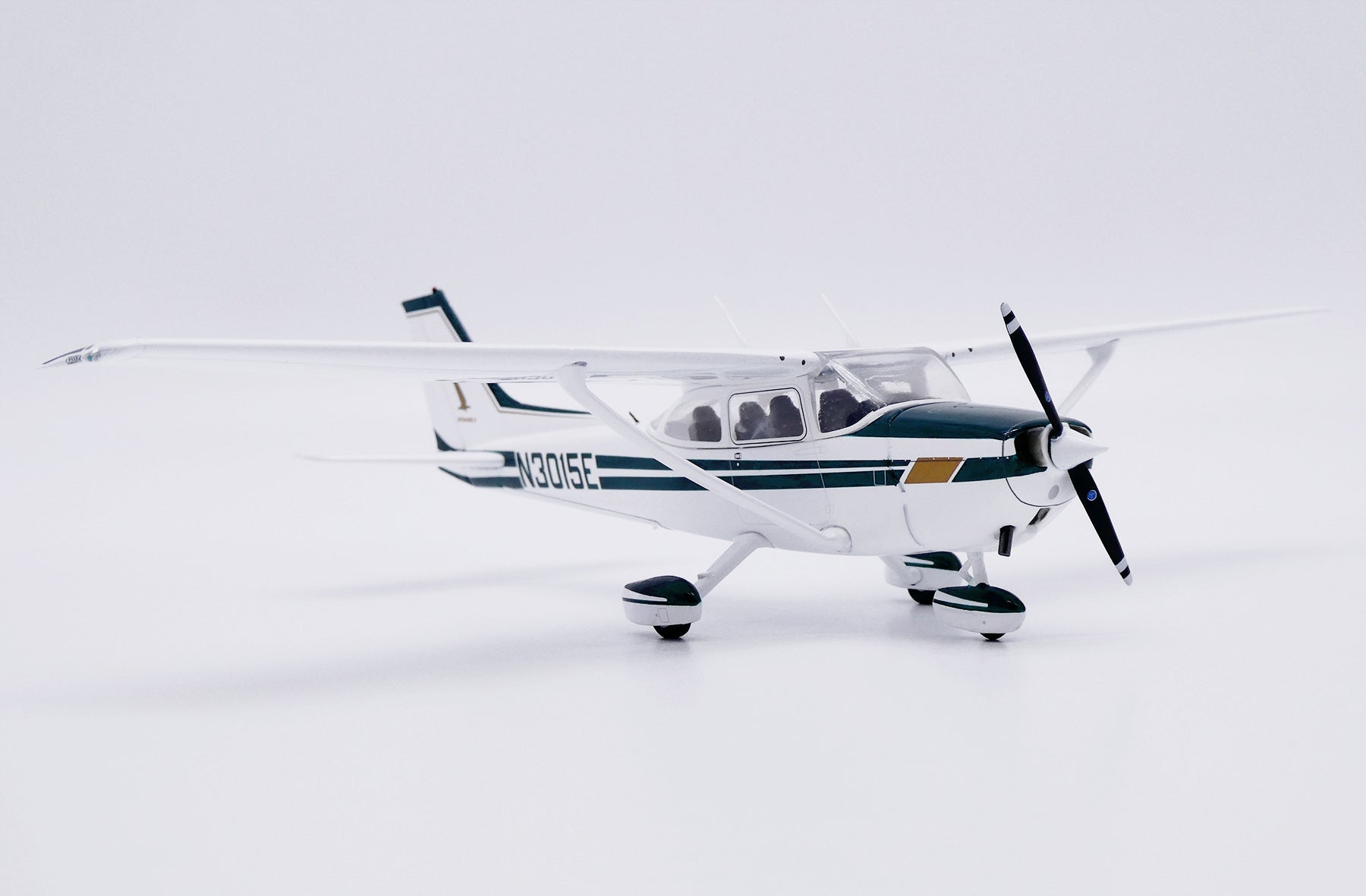 Private / Cessna 172 / N3015E / XX172001 / 1:72